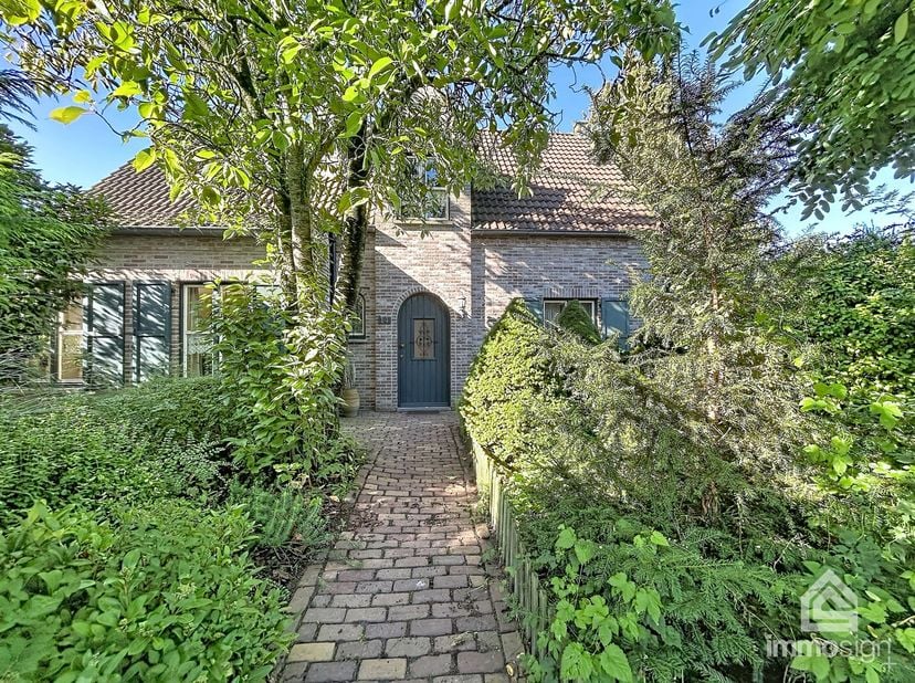 Huis te koop in Locht 14,
                    3930 Hamont