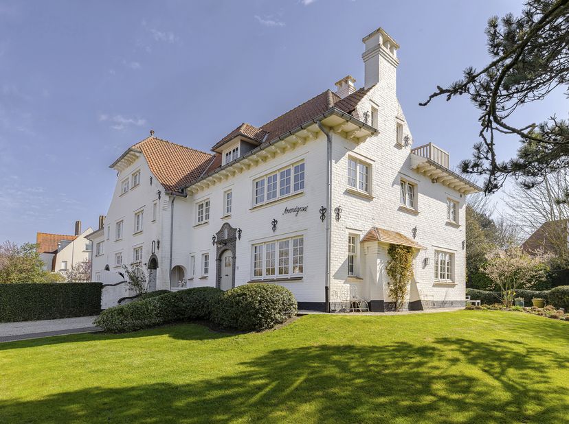 Villa jumelée exclusive d'environ 473 m² avec un jardin orienté sud-ouest, située sur un terrain d'environ 1 058 m² au cœur du Zoute, à quelques pas d