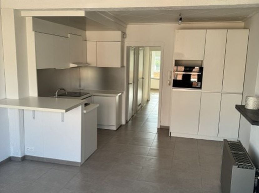 vernieuwd appartement 2de verdiep<br />
open leefruimte met nieuwe keuken en inbouwapparaten<br />
apart toilet , badkamer met inloopdouche en warmteb