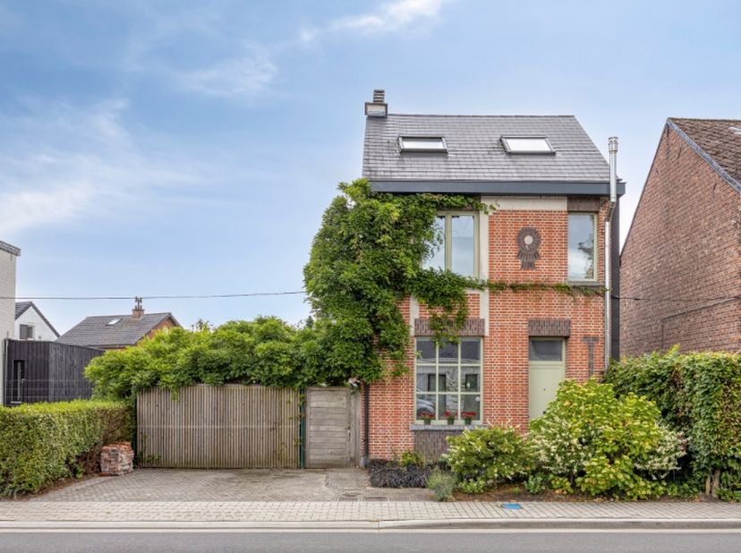 Charmante en instapklare woning met authentieke uitstraling op zeer centrale locatie. Indeling als volgt; inkomhal, aangename en lichtrijke leefruimte
