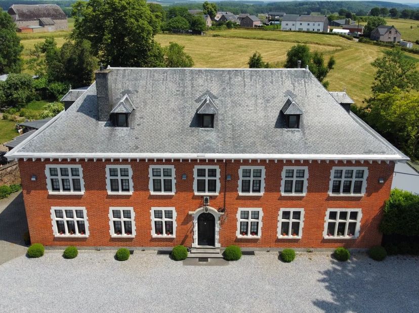 Vlakbij Durbuy, in het charmante dorpje Maffe (5374), op een boogscheut van het golfterrein 5 Nations, biedt EBimmo u dit uitzonderlijke eigendom aan,