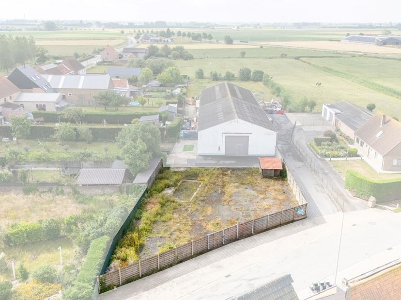 Op zoek naar een zeldzame kans om te bouwen in een charmant en rustig dorp? Deze uitzonderlijke bouwgrond, gelegen in de Monikkenstraat 1 te Slijpe, b