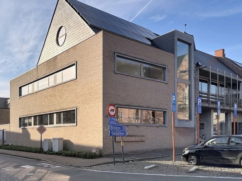 Op zoek naar een ruime, instapklare werkplek waar je meteen aan de slag kan?<br />
Deze 2 aanpalende kantoorunits op het gelijkvloers vormen samen één