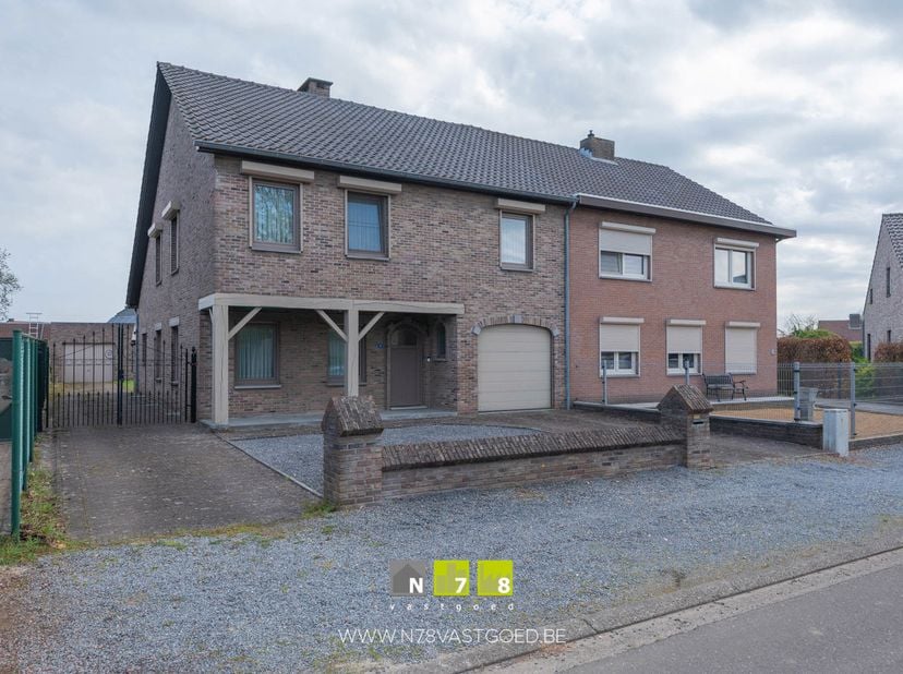 HALFVRIJSTAANDE WONING MET 4 SLAAPKAMERS OP EEN PERCEEL VAN 5A86CA TE REKEM.<br />
TROEVEN<br />
- Ruime halfvrijstaande woning met 4 volwaardige slaa