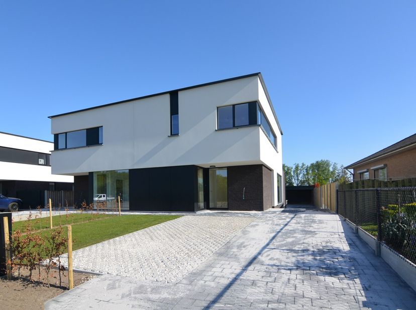 OMSCHRIJVING WONING:<br />
- GELIJKVLOERS: Inkomhal met gastentoilet, vestiairenis en trap naar de verdieping, bureau-ruimte (3,44 x 2,96 m), woonkame
