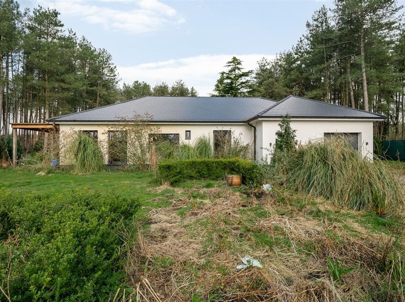 Wegens verhuis naar het buitenland wordt deze grotendeels afgewerkte woning te koop aangeboden. De woning staat op een kavel van +/- 2.700 m², 2 jaar