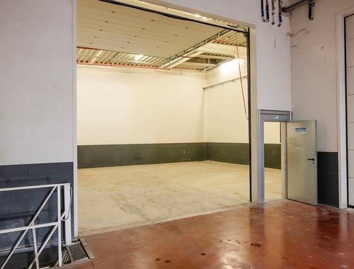                                         Bâtiment d’entreprise à louer à Kruibeke, € 871
