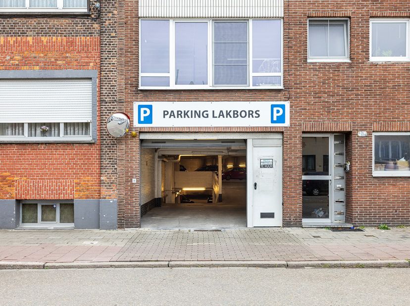 Garage à vendre
                    à 2100 Deurne