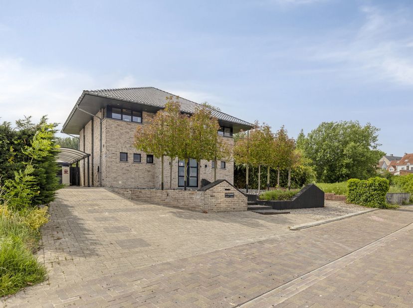 Deze prachtige villa combineert ruimte, comfort en energiezuinig wonen. Met maar liefst 5 slaapkamers, 2 badkamers, een gunstig EPC B en een perceel v