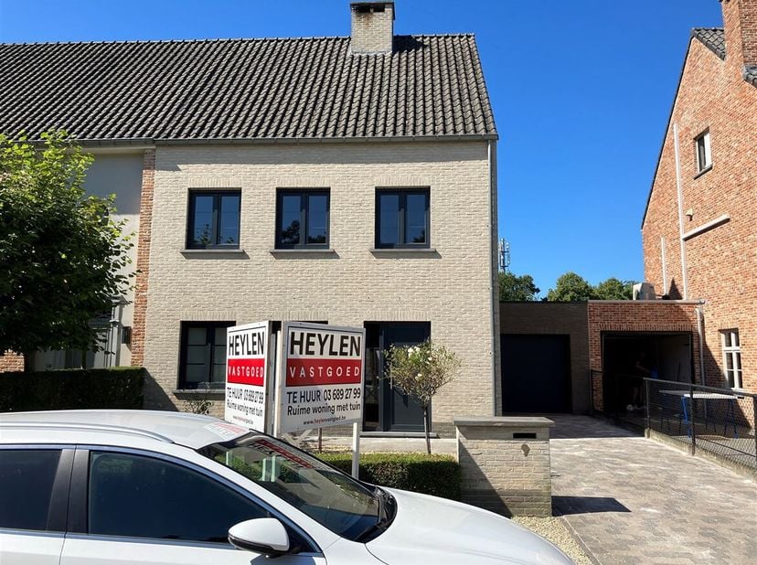 Prachtige ruime woning met tuin in rustige omgeving <br />
Ligging: Het huis is gelegen in Wechelderzande, in een doodlopende straat. Maar toch vlakbi