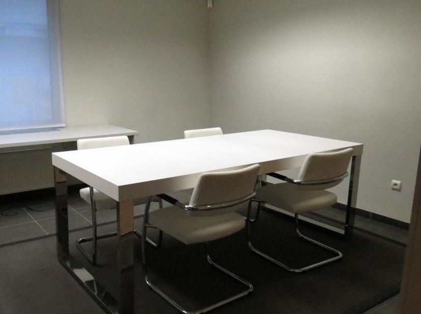 Dit centraal gelegen handelspand met moderne afwerking en praktische indeling is de ideale locatie voor een kleine zelfstandige! De ruimte bestaat uit
