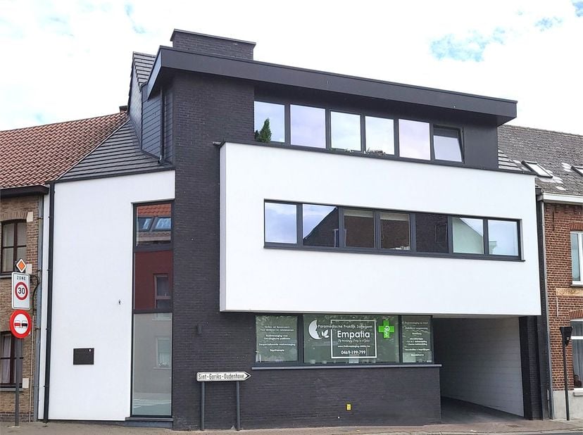 BEZOEK OP AFSPRAAK. Prachtig handelspand van bouwjaar 2017, gelegen op wandelafstand van het centrum van Zottegem. Het pand bevindt zich op het gelijk