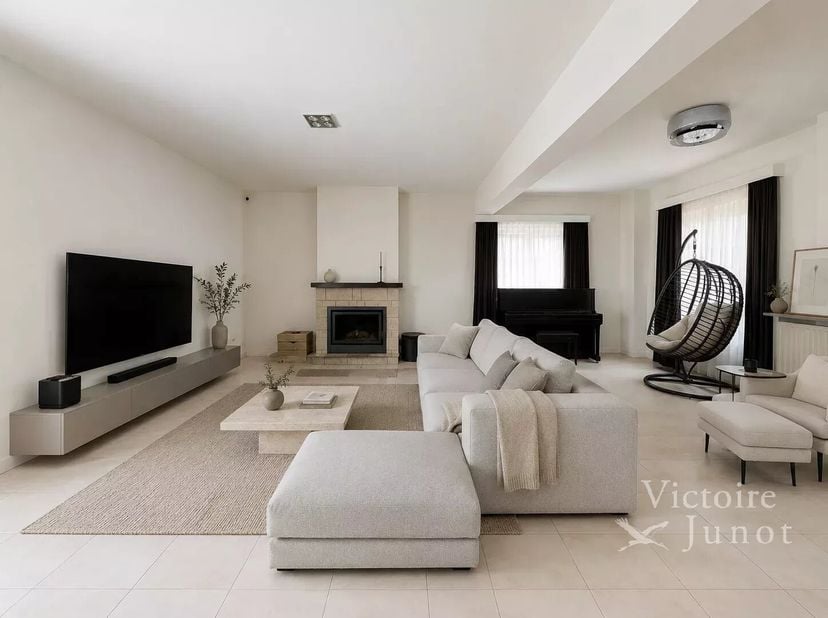 Victoire Junot vous propose cette magnifique villa 4 façades, lumineuse et spacieuse, idéalement située dans le quartier prisé de l'École Internationa