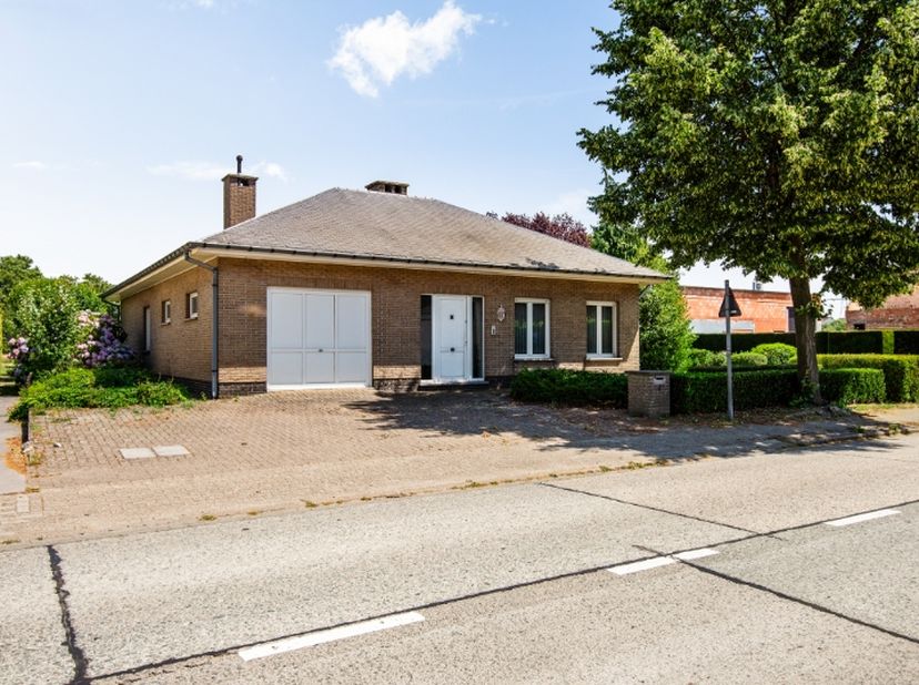 Zeer centraal gelegen woning aan de Reetsesteenweg!&amp;nbsp; Dit huis bevindt zich op wandelafstand van enkele winkels en het openbaar vervoer, en op sle