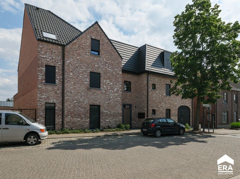 Recent gelijkvloers appartement in het centrum van Bocholt, gelegen aan het mooie marktplein. Het appartementencomplex is kleinschalig en opgeleverd i
