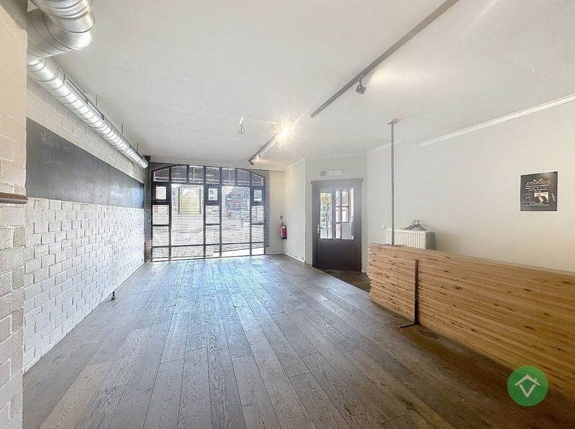 Deze handelsruimte, gelegen op een absolute toplocatie op de Markt van Torhout, geniet van maximale visibiliteit en passage. Omringd door winkels, hor