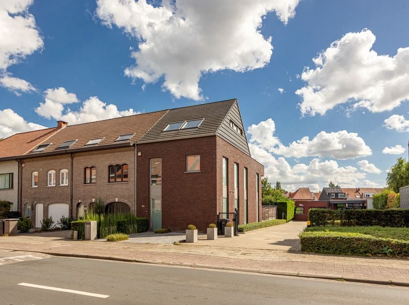 Dit uitzonderlijk pand bevindt zich vlakbij het centrum van Edegem, waar u alle faciliteiten treft (scholen, grootwarenhuis, openbaar vervoer, enzovoo