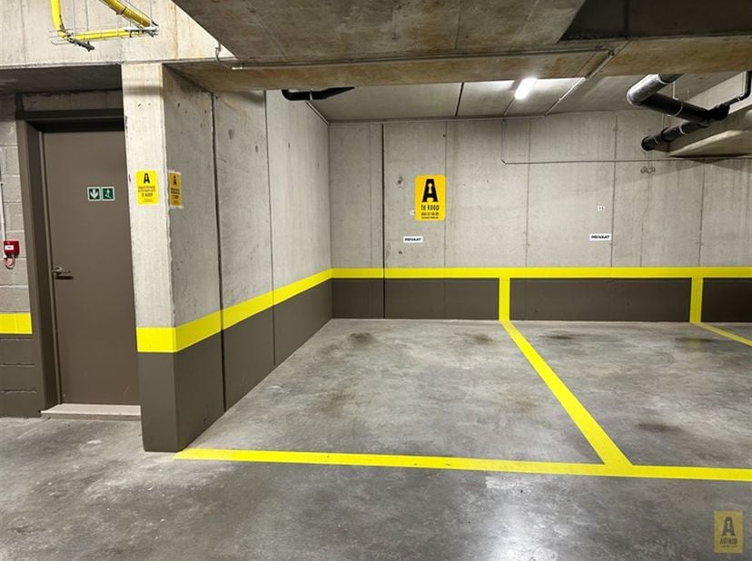 Ondergrondse parkeerplaats te koop in de klassevolle residentie Europe. Gelegen op verdieping -1. Erg gemakkelijk bereikbaar via brede inrit (afgeslot