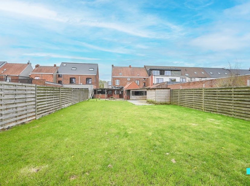 Ruimte, zichtbaarheid en een centrale ligging komen hier perfect samen. Deze te renoveren woning biedt de mogelijkheid tot vier volwaardige slaapkamer