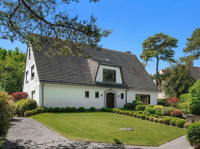 Située dans un environnement résidentiel particulièrement recherché, à distance de marche de la Boslaan, cette villa individuelle se trouve sur un mag