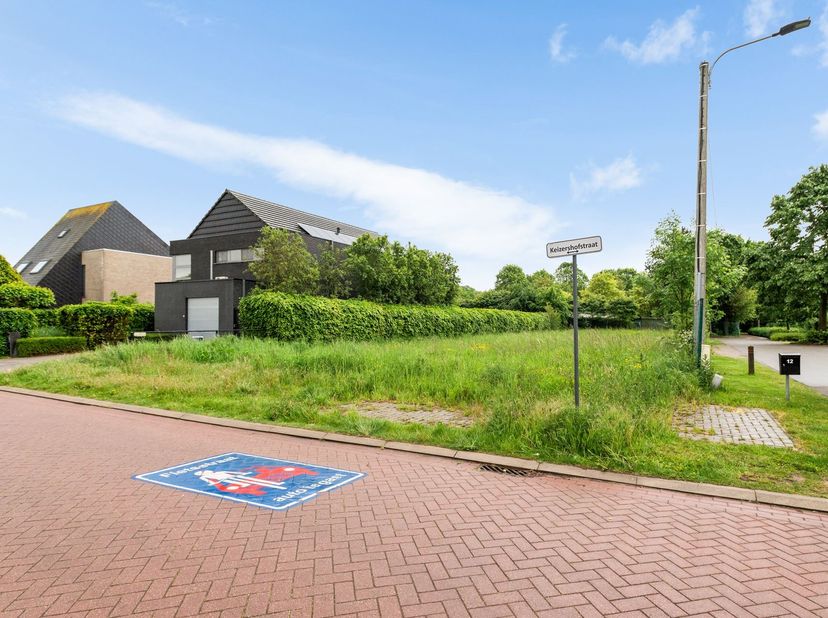 Grond geschikt voor mogelijke bebouwing, mits aanvraag en goedkeuring van een omgevingsvergunning. <br />
<br />
Locatie: De grond is gelegen in de