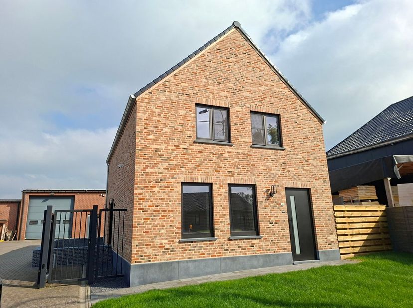 Ontdek dit prachtig renovatieproject in het charmante Peer, waar modern comfort en stijlvolle afwerking samenkomen. Deze woning beschikt over drie vol