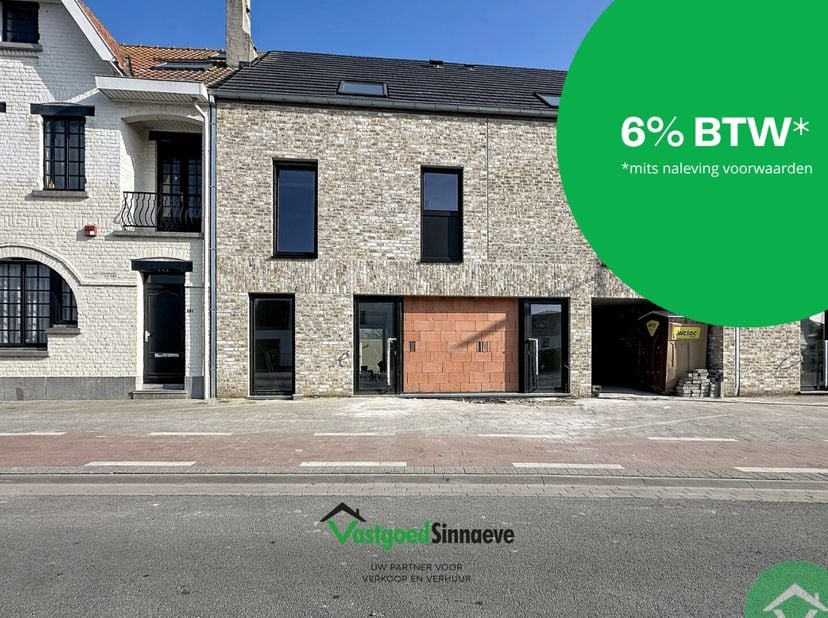 Deze energiezuininge en ruime nieuwbouwwoning (6 % BTW mogelijk) is voorzien van een warmtepomp met zonnepanelen en bestaat uit:<br />
Op het gelijkvl