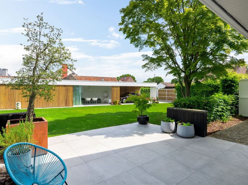 Dans un quartier résidentiel calme et recherché se trouve cette belle villa des années 70, entièrement et élégamment rénovée au fil des ans avec un so