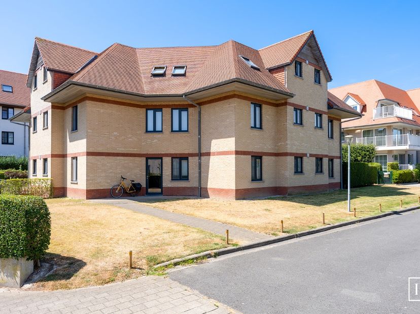 Dit energiezuinig appartement met ruime tuin is gelegen op de gelijkvloerse verdieping van de residentie Jardin del Mar, op fietsafstand verwijderd va