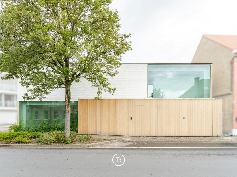 À deux pas du centre historique de Bruges se situe cette villa neuve exclusive, conçue par Govaert &amp; Vanhoutte Architects. Cette élégante villa urbain