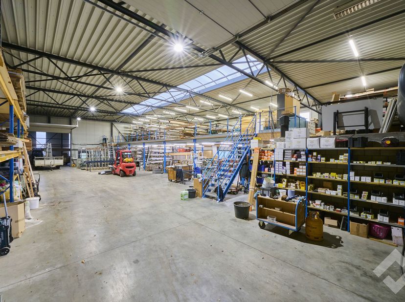Zeer veelzijdig bedrijfsgebouw op een perceel van 17a 1ca in de industriezone Holven te Balen. <br />
Deze industriezone ligt op ca. 11km van oprit au