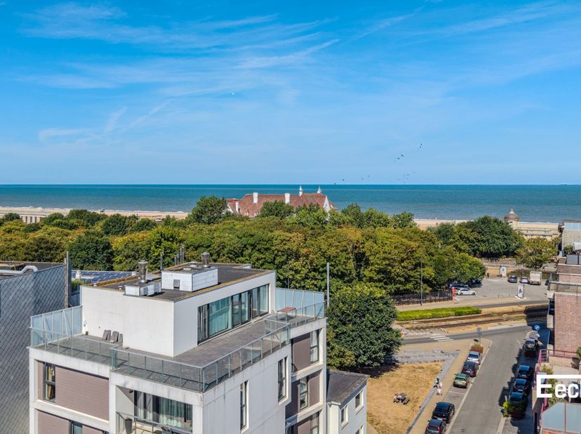 Graag stellen wij deze unieke (duplex)penthouse op de 6e verdieping van de recente Residentie Escapade aan u voor! Een volledige verdieping omringd do