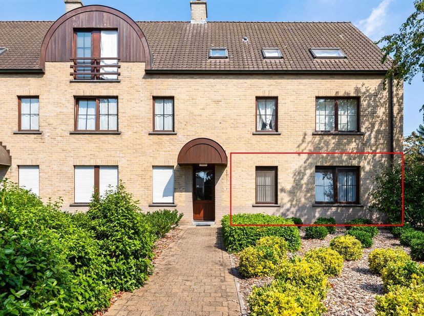 Ruim gelijkvloers appartement met 2 slaapkamers, garage en grote tuin<br />
Omschrijving<br />
Gelijkvloers<br />
Via de inkomhal betreedt u het appar