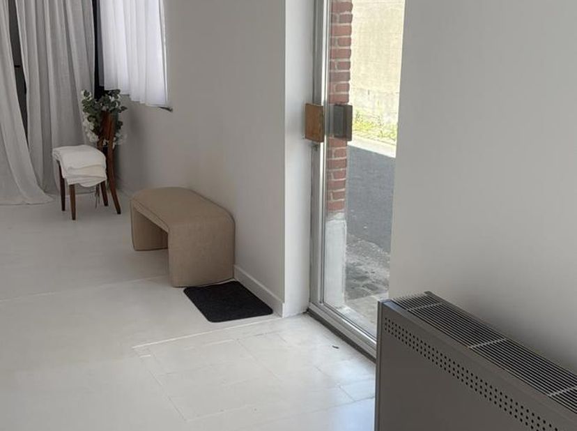 Centrum Dendermonde :<br />
Handelsruimte met apart toilet en berging. <br />
Mobiscore : 9,1/10<br />
Meer info : Sabine@vandercruyssen.be