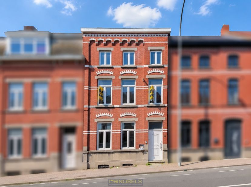 MAISON FAMILIALE CHARMANTE avec 3 CHAMBRES, FINITION CLÉ EN MAIN et JARDIN ENSOLEILLÉ, située à DEUX PAS DU CENTRE de Renaix. Grâce à son EMPLACEMENT