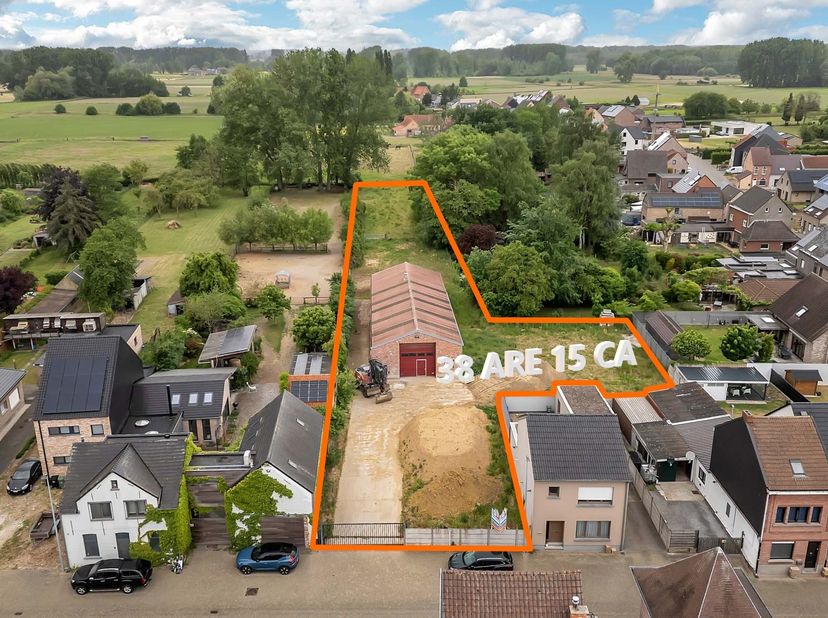 Op een rustige locatie in Hofstade vinden we deze drie percelen terug met een loods. Deze loods staat op een perceel van 1.034 m². De loods heeft een