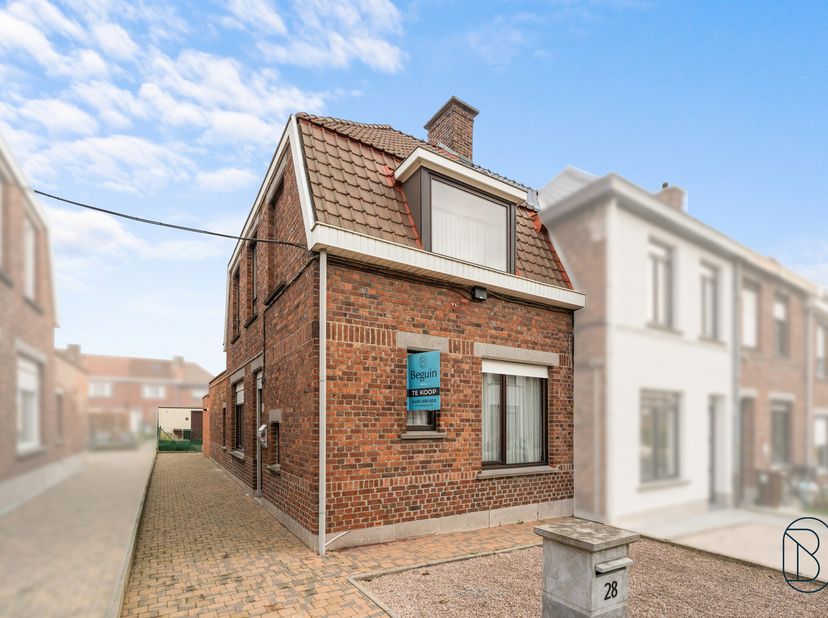 Halfopen bebouwing met garage en tuin! Deze woning (bouwjaar 1930) beschikt over centrale verwarming op gas, 3 slaapkamers en uitbreidingsmogelijkheid