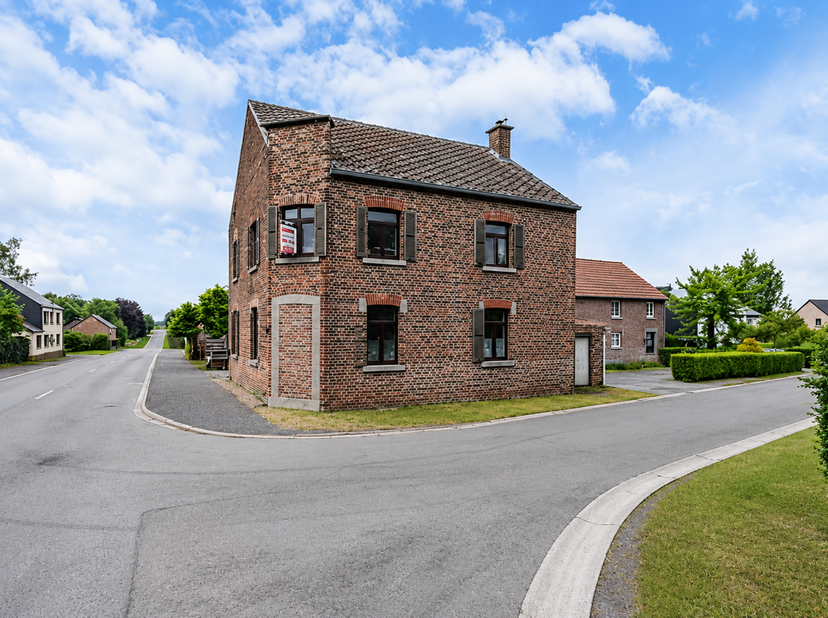 EasyHome vous propose cette spacieuse maison 4 façades située à Waret-l’Évêque, offrant de beaux volumes, de nombreuses possibilités d’aménagement et