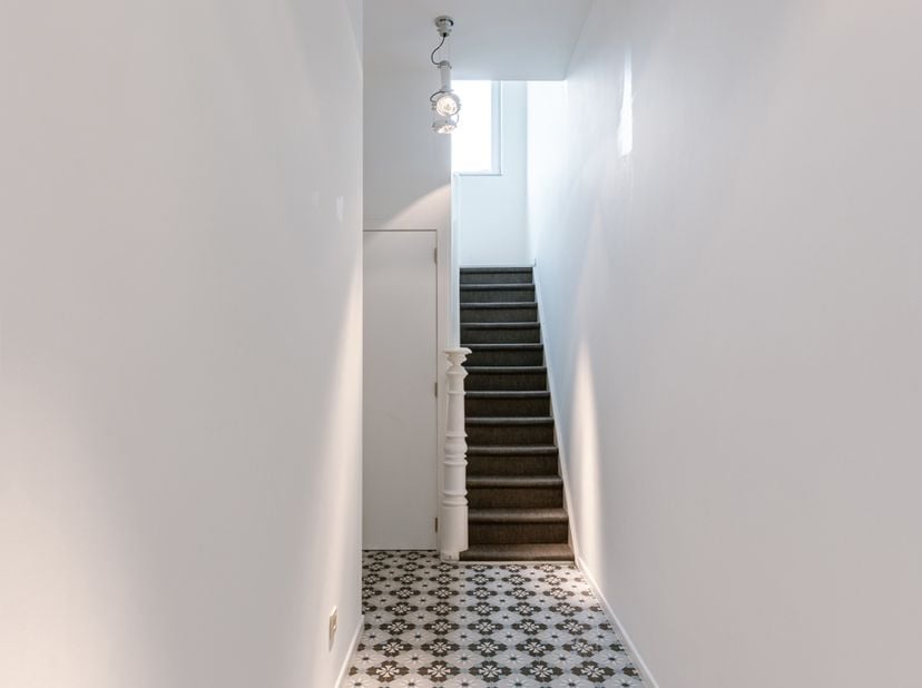 In de Kunstlaan bevindt zich dit statige herenhuis vol authentieke charme. Dankzij de centrale ligging geniet u van een vlotte verbinding naar het cen