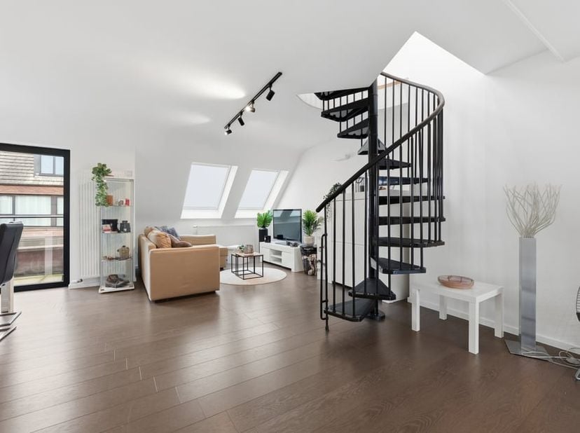 Op de Tiensesteenweg ter hoogte van nummer 37 kan men dit knap appartement terugvinden. Grote troef van dit appartement is ongetwijfeld de ligging! He