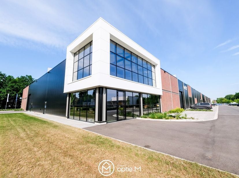 Deze nieuwbouw KMO-unit maakt deel uit van het gloednieuwe bedrijvenpark C-site. Het is gelegen aan het kanaal en pal aan de grote ring van Hasselt.<b