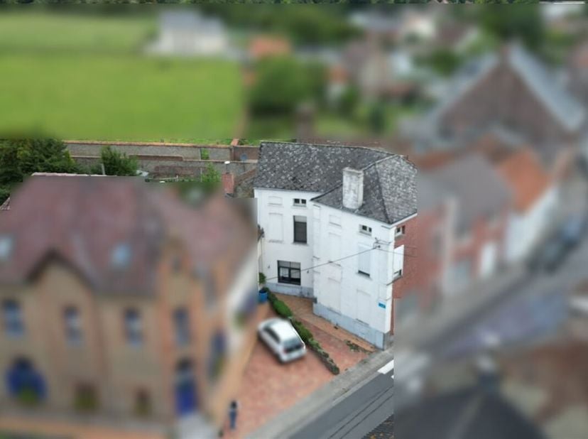 Maison d'habitation mitoyenne à rénover avec jardin fermé située sur 2 ares 68 centiares au coeur du village de Roucourt, à moins de 5 minutes des gra