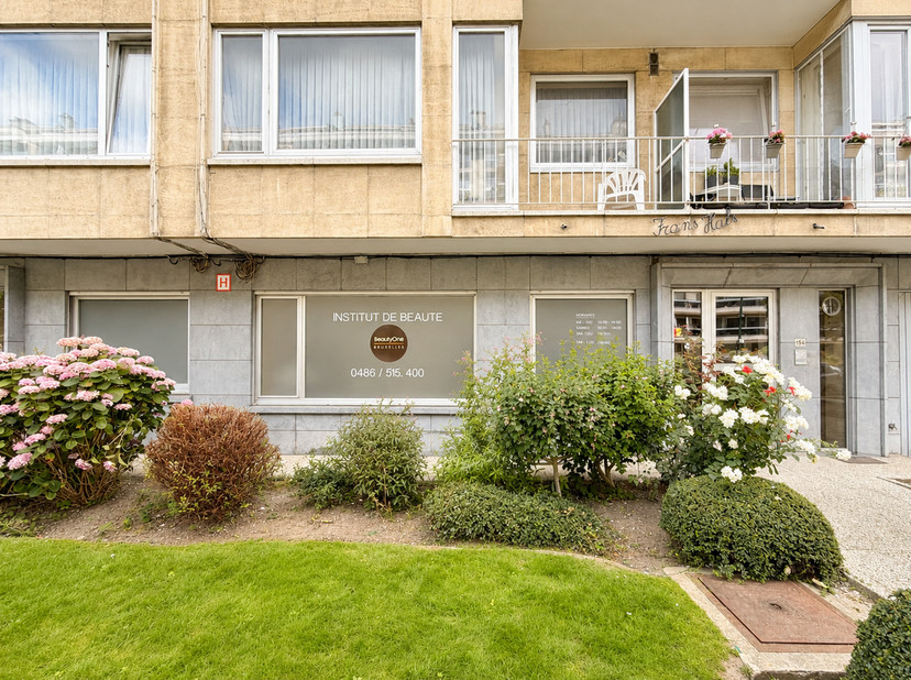 Trianon Invest biedt u dit lichte appartement met één slaapkamer aan, gelegen op de begane grond. Het is momenteel ingericht als schoonheidssalon dank