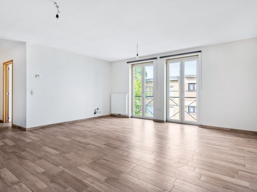In een recent en kleinschalig appartementsgebouw uit 2016 bevindt zich dit instapklare appartement met twee slaapkamers, gunstig gelegen vooraan op de