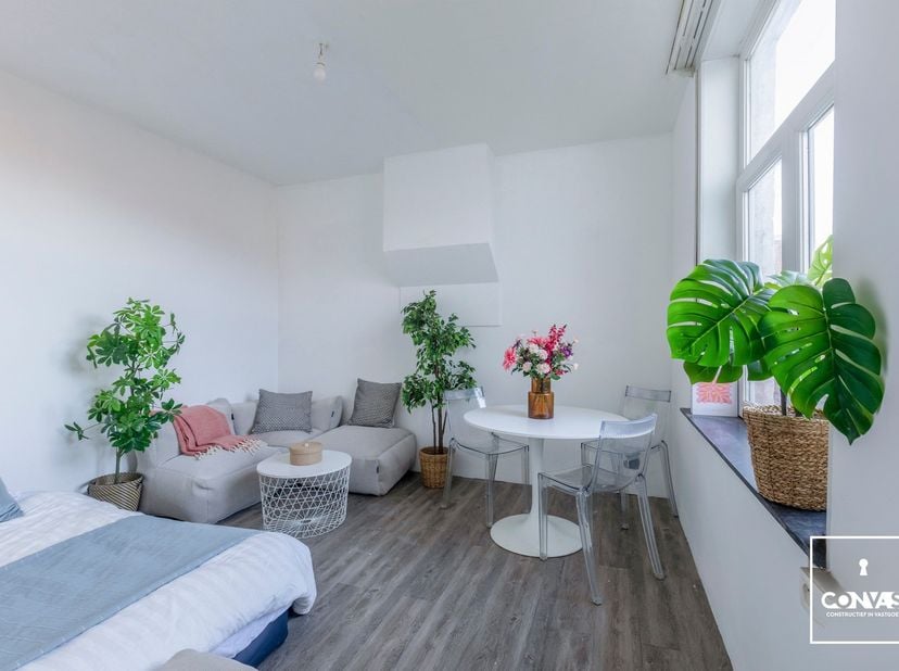 Deze te renoveren studio is gelegen aan de binnenring van Gent, waardoor u een vlotte verbinding heeft naar Gent Centrum, de R4 en N9. Daarnaast zijn