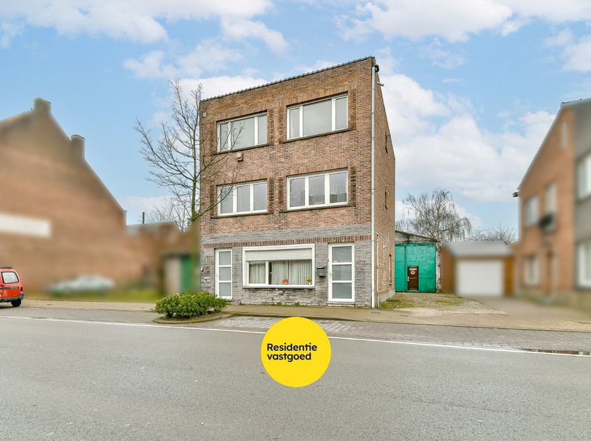 Deze opbrengsteigendom met achterliggende loods is gelegen op een ruim perceel en biedt een interessante opportuniteit voor investeerders of projecton