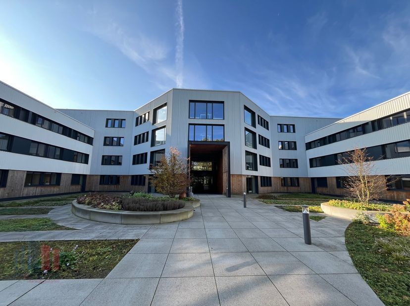 Bureaux nouvellement construits bénéficiant d'un emplacement phénoménal et d'une superficie de 860 m² à louer à 1 km à peine de l'autoroute E40 avec u