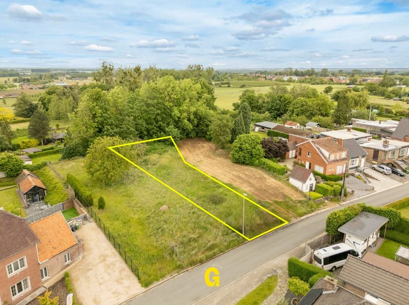 Op een rustige locatie in de Heibrikstraat, ter hoogte van nummer 70, bevindt zich dit aantrekkelijke perceel bouwgrond van 7a 58ca, bestemd voor half