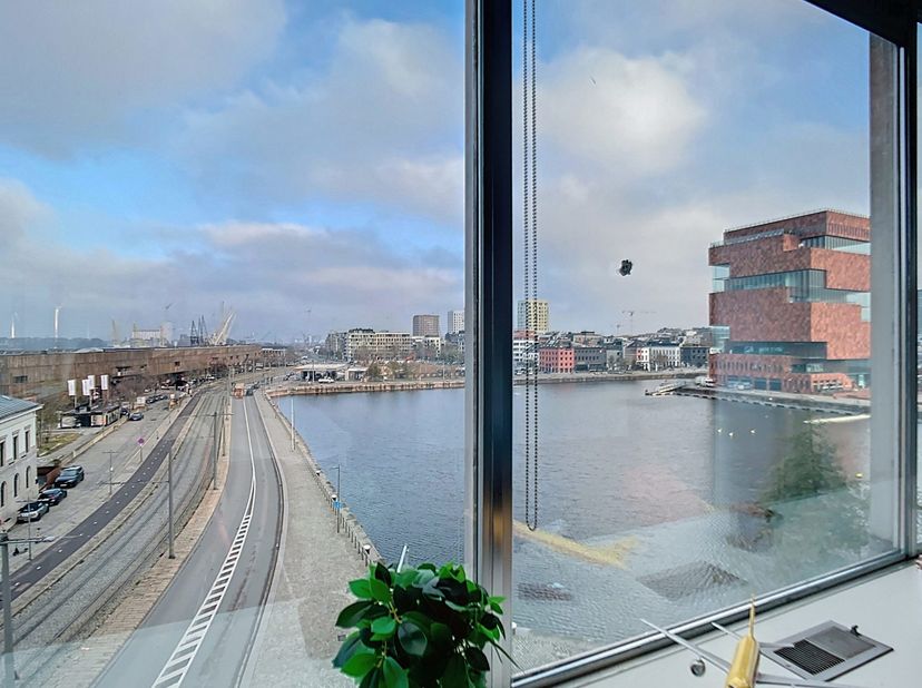 Lichtvol kantoor van 530 m² op de 5de verdieping van de Tavernier Building, met panoramisch uitzicht op het MAS en de Schelde. Toplocatie op Het Eilan