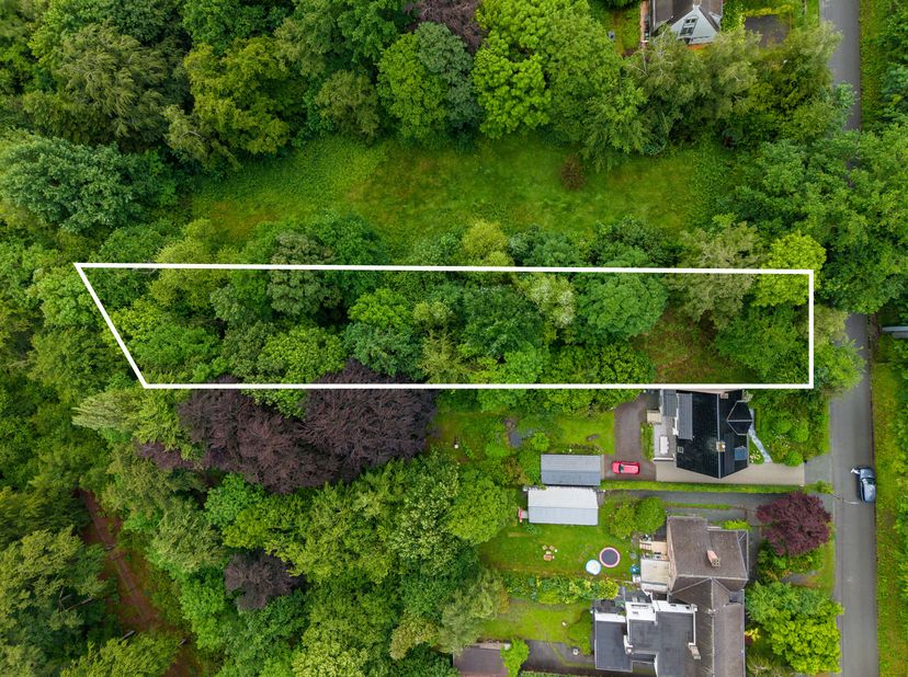 Situation :<br />
Ce terrain à bâtir de 1 527 m² est situé dans un emplacement extrêmement central à Sint-Denijs-Westrem, plus précisément au 40, aven